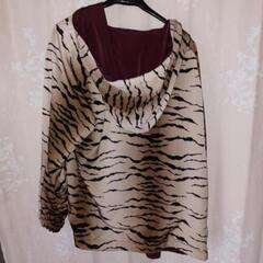 ワインレッド&虎柄のリバーシブルパーカーの画像