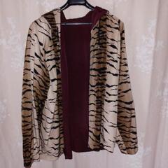 ワインレッド&虎柄のリバーシブルパーカーの画像