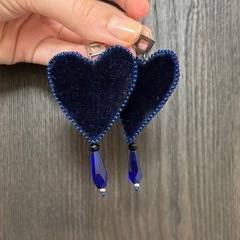 ビジュー付きベルベットハートピアス