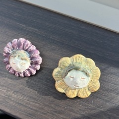 花モチーフ ブローチ