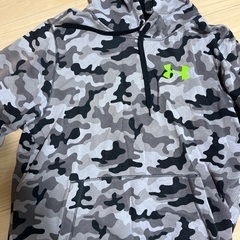 メンズアンダーアーマーのパーカー