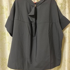 黒のオーバーブラウスです