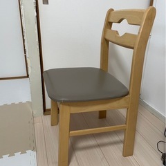 テーブルと椅子（2脚）の画像