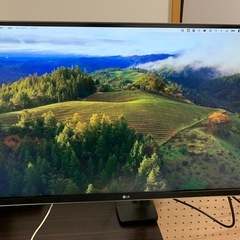 LG 4Kモニター(27UD68 - W)とERGOTRONモニターアーム