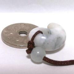 すぐにお渡し出来ます♪　糸魚川翡翠・勾玉20㎜・10㎝紐＆5㎜玉付きAの画像