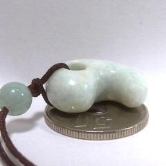 すぐにお渡しできます♪　糸魚川翡翠・勾玉20㎜・10㎝紐＆5㎜玉付きBの画像