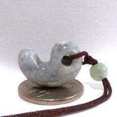 すぐにお渡しできます♪　糸魚川翡翠・勾玉20㎜・10㎝紐＆5㎜玉付きDの画像