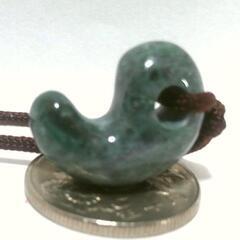 すぐにお渡しできます♪ 糸魚川翡翠・濃緑色・勾玉 20㎜Aの画像