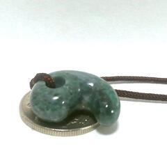 すぐにお渡しできます♪ 糸魚川翡翠・濃緑色・勾玉 20㎜Aの画像