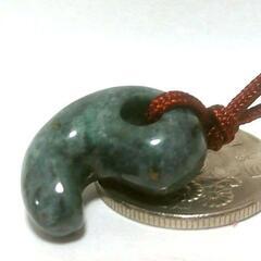 すぐにお渡しできます♪ 糸魚川翡翠・濃緑色・勾玉 20㎜ Bの画像