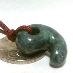 すぐにお渡しできます♪ 糸魚川翡翠・濃緑色・勾玉 20㎜ Bの画像