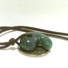 すぐにお渡しできます♪　糸魚川翡翠・濃緑色・勾玉 20㎜ Cの画像