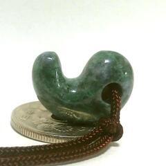 すぐにお渡しできます♪　糸魚川翡翠・濃緑色・勾玉 20㎜ Dの画像