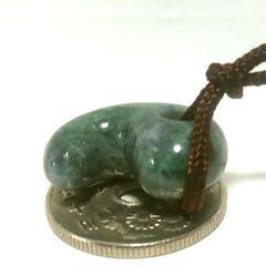 すぐにお渡しできます♪　糸魚川翡翠・濃緑色・勾玉 20㎜ Dの画像