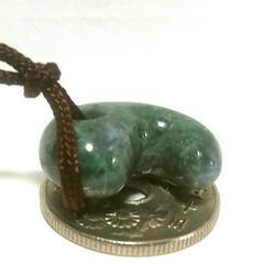 すぐにお渡しできます♪　糸魚川翡翠・濃緑色・勾玉 20㎜ Dの画像