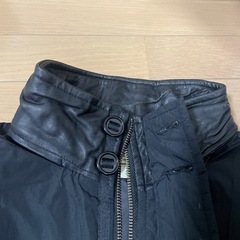 ブラック ダウンベスト レザー風襟の画像