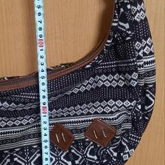 たくさんはいる月型バックの画像
