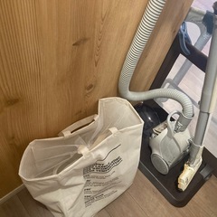 掃除機とランドリーバスケット