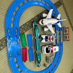 プラレールと飛行機と救急車とパトカー