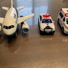 プラレールと飛行機と救急車とパトカーの画像