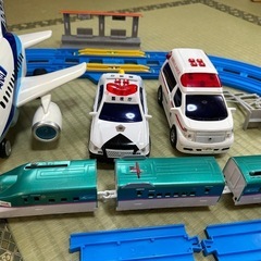 プラレールと飛行機と救急車とパトカーの画像