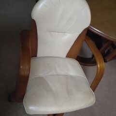 ナガノインテリア  円形ダイニングテーブルとキャスター付椅子４脚の５点セット: 7000円の画像