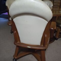 ナガノインテリア  円形ダイニングテーブルとキャスター付椅子４脚の５点セット: 7000円の画像