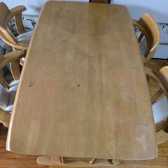 食卓テーブル　キャスター付き椅子4台の画像