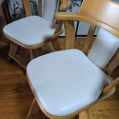 食卓テーブル　キャスター付き椅子4台の画像