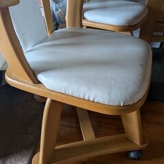 食卓テーブル　キャスター付き椅子4台の画像