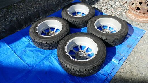 スタッドレスタイヤ　ダンロップ　ウインターマックス　215/65/16　エルグランドなどに