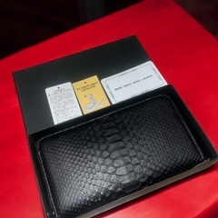 未使用品 限定 パイソン 蛇革 プラック ラウンドファスナー長財布