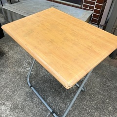 折りたたみテーブルの画像