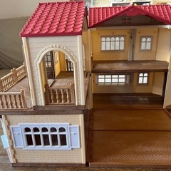 シルバニア　人形＋赤い屋根の大きなお家＋おすすめ家具セット＋お風呂セットの画像