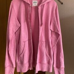 ピンク色のパーカーです