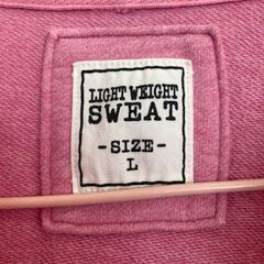 ピンク色のパーカーですの画像