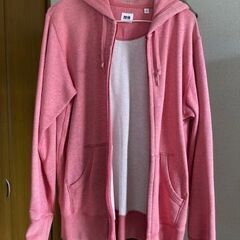 ピンク色のパーカーです