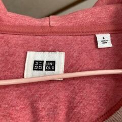 ピンク色のパーカーですの画像