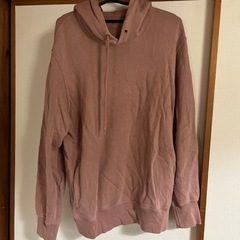 淡いピンクのパーカー