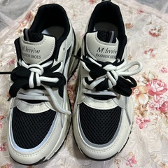 ブラック&ホワイトのスニーカーの画像