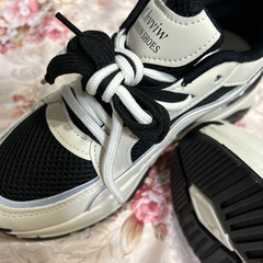ブラック&ホワイトのスニーカーの画像