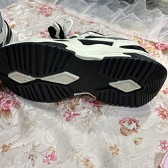 ブラック&ホワイトのスニーカーの画像