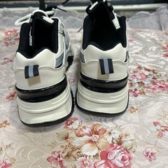 ブラック&ホワイトのスニーカーの画像