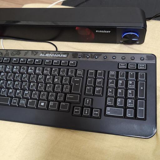 ミニサウンドバーとゲーミングキーボード