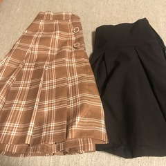 GU 黒のミニスカートのみ　Mサイズ　140〜150　ウエスト約65㌢　女児服　茶色のスカートはお譲りしましたの画像