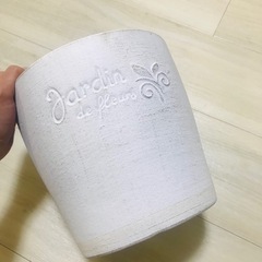 白い植木鉢の画像