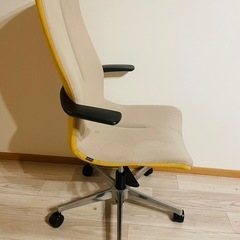 オカムラ肘付ハイバックチェアの画像