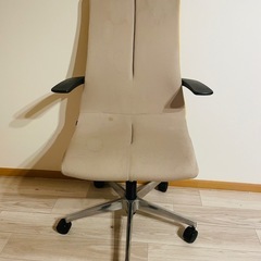 オカムラ肘付ハイバックチェアの画像