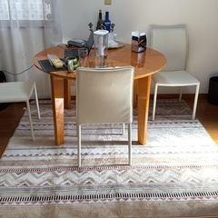 丸いテーブルの画像