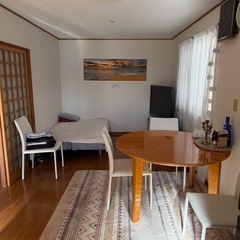 丸いテーブルの画像